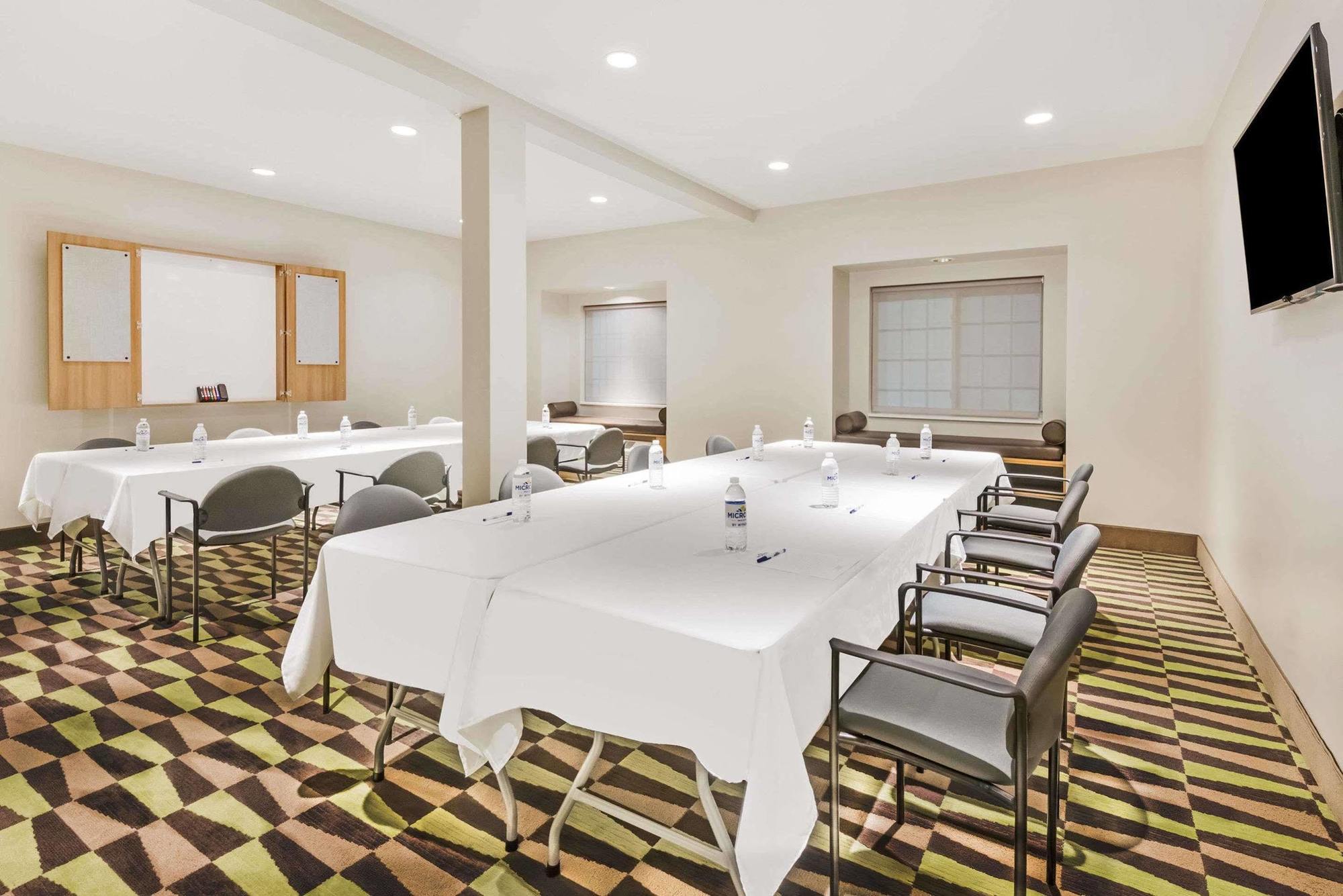 Microtel Inn & Suites By Wyndham Beaver Falls Екстер'єр фото